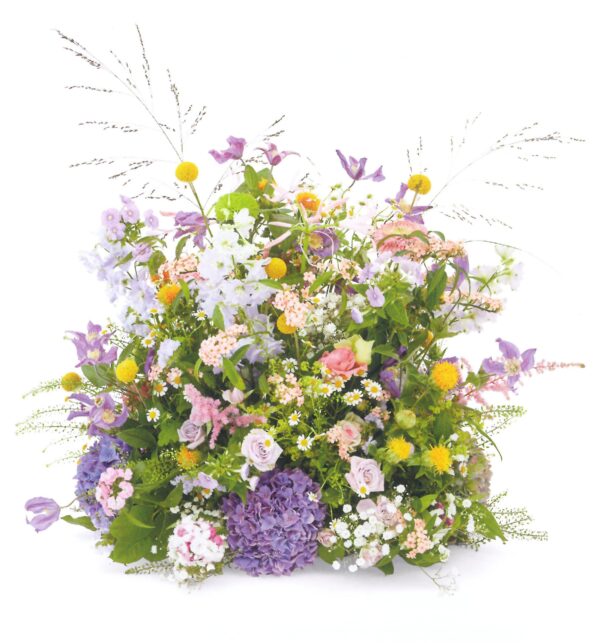 Een modern boeket bloemen voor crematie Veldmist rond bew scaled