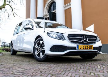 Witte Mercedes lijkwagen Uitvaartverzorging Pieter Dekker Heerhugowaard